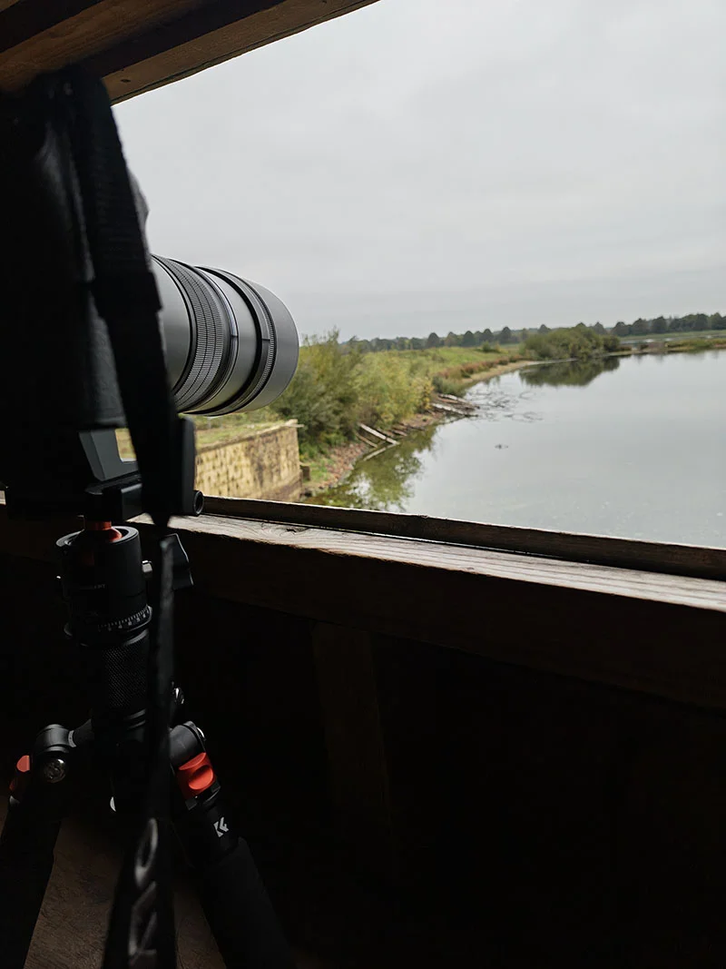 Adam Dziewit podczas fotografowania przyrody